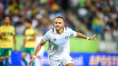 Estreia alucinante de Braithwaite no Gr&ecirc;mio teve gols, protagonismo e vit&oacute;ria