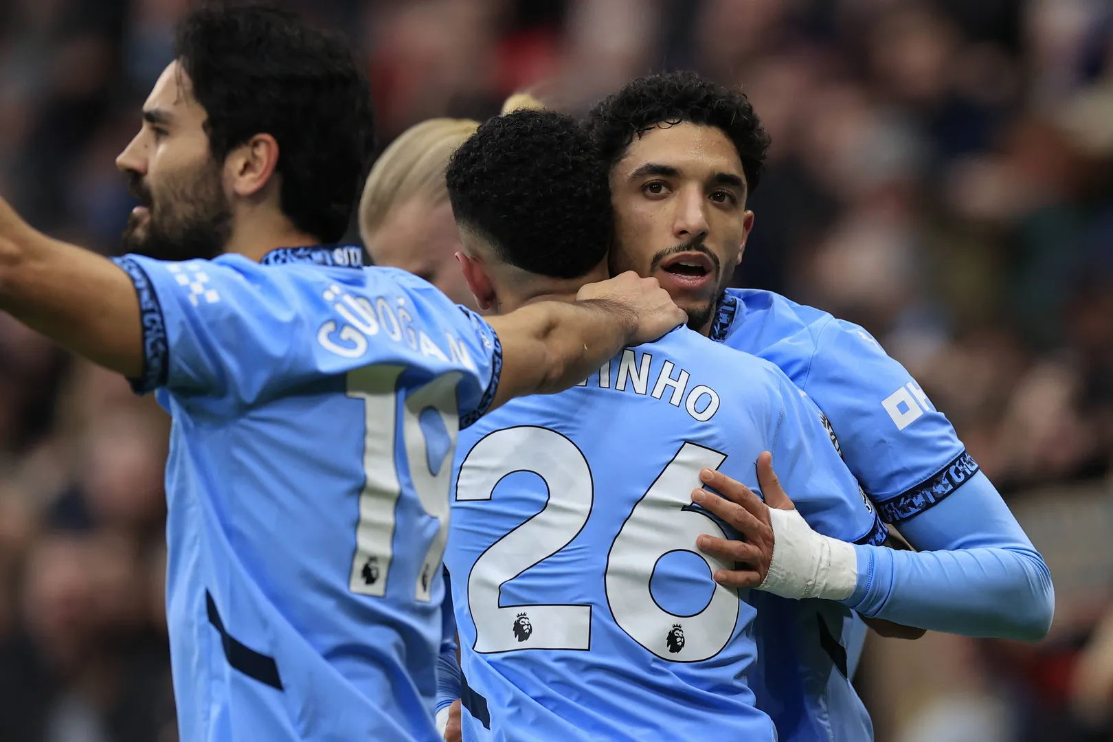 Savinho e Marmoush comemoram gol pelo Manchester City
