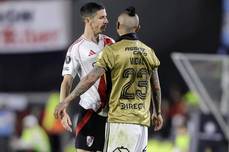 Nacho Fern&aacute;ndez peita Vidal durante jogo entre River Plate e Colo-Colo