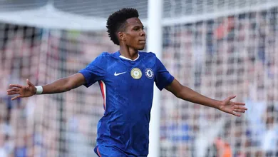 Gol, pedalada e mais: Como foi a estreia de Est&ecirc;v&atilde;o pelo Chelsea