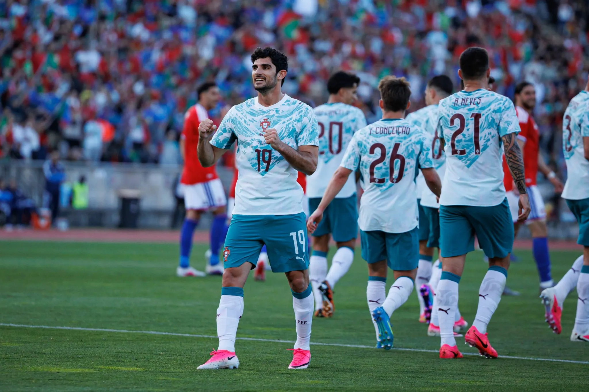 Sem campe&otilde;es europeus e com muita paci&ecirc;ncia: Portugal bate Chile em teste antes da Copa