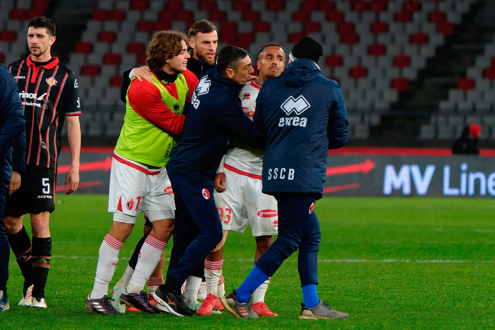 Emile Dorval ap&oacute;s sofrer insultos racistas em Bari x Cremonese Foto: (Imago)