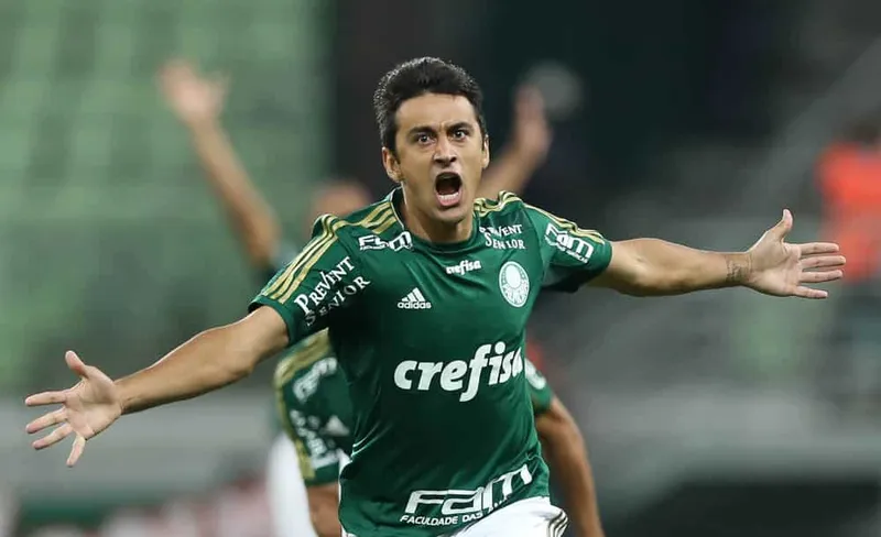 Robinho comemora seu gol de cobertura pelo Palmeiras contra o S&atilde;o Paulo 