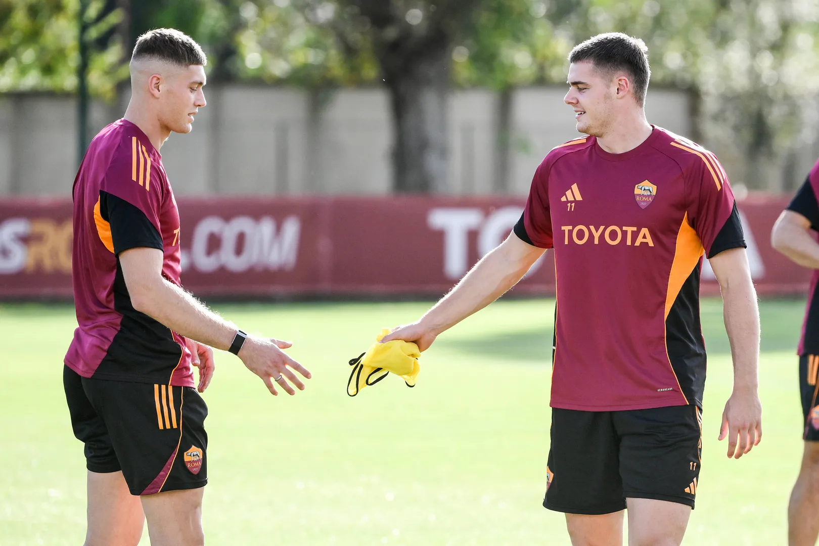 Artem Dovbyk e Evan Ferguson pela Roma (Foto: Imago)