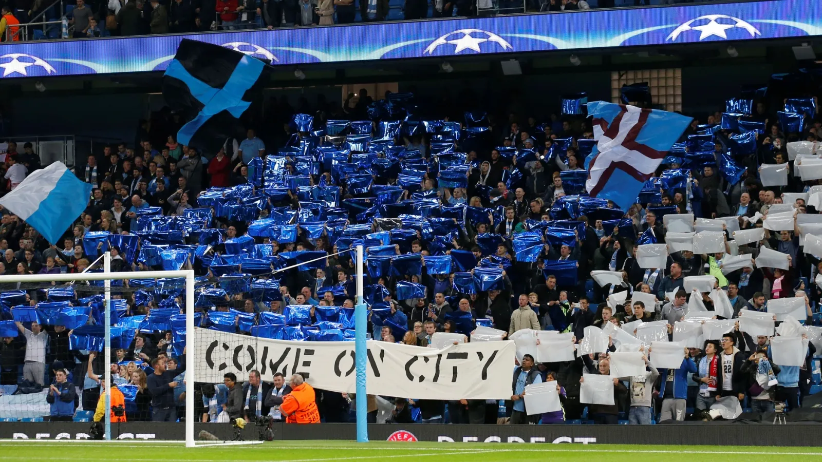 Liberdade de protesto? Uefa indicia torcida do Manchester City por vaias a hino da Champions