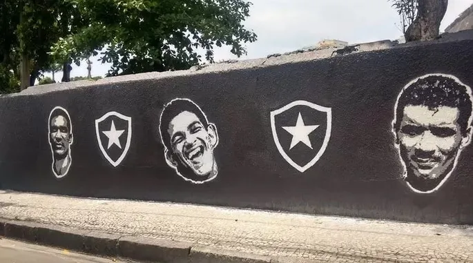 Muro que fica na frente de General Severiano tinha homenagem aos &iacute;dolos do Botafogo 