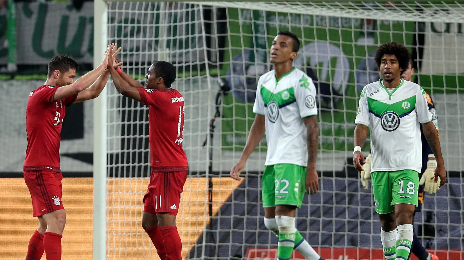 Douglas Costa fez um gola&ccedil;o e o Bayern segue atropelando quem vem pela frente na Alemanha