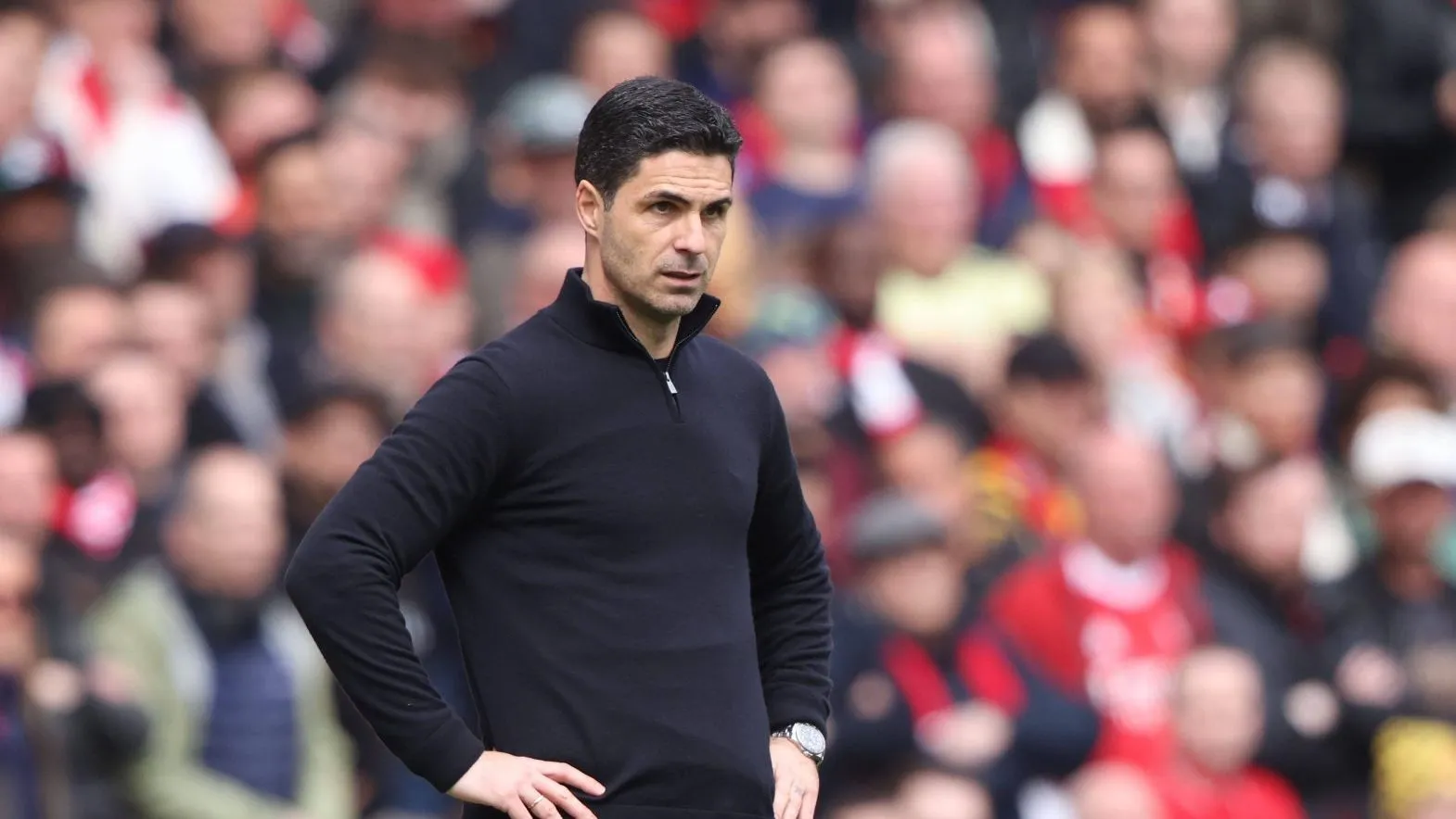 O t&eacute;cnico Mikel Arteta &agrave; beira do campo em jogo do Arsenal