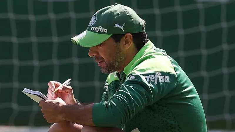 Abel Ferreira faz anota&ccedil;&otilde;es durante treino do Palmeiras