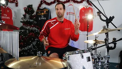Para celebrar o final de sua carreira, Petr Cech vai lan&ccedil;ar um single ao lado do baterista do Queen