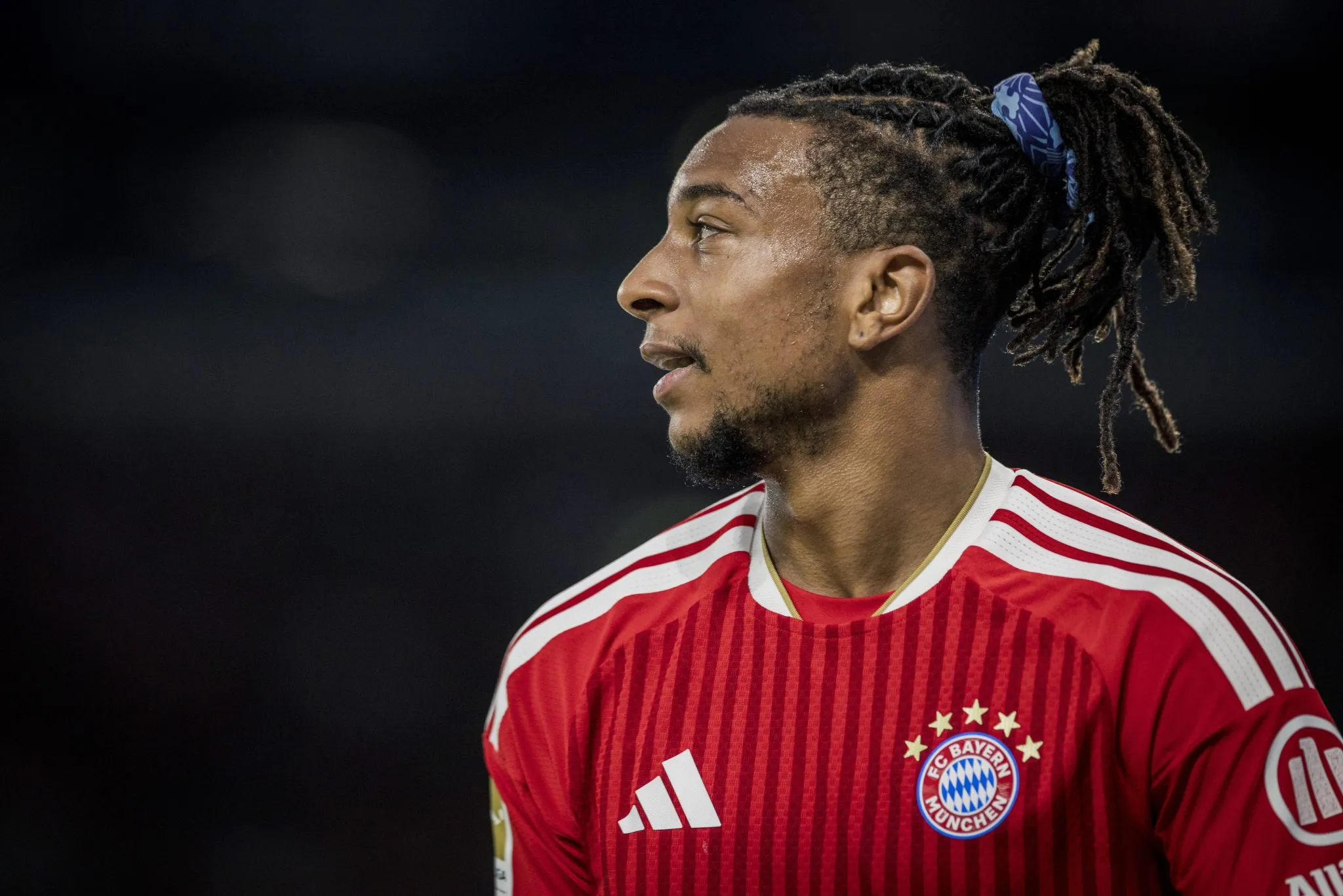 Olise em jogo do Bayern