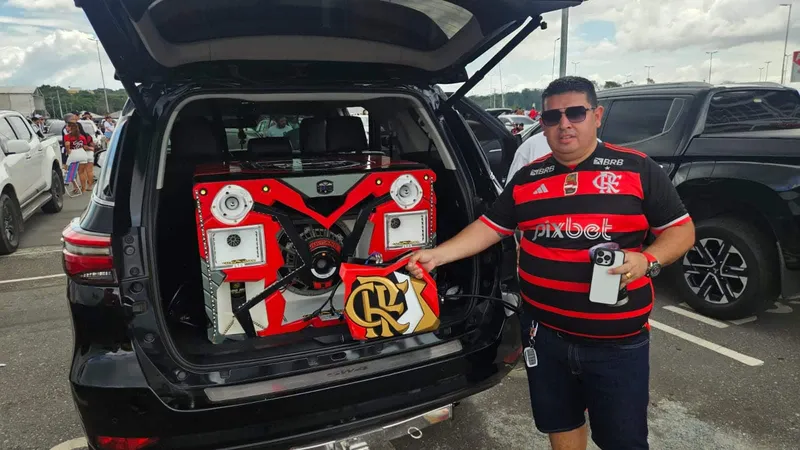 Torcedor do Flamengo tem mesa de som personalizada com escudo do clube (Foto: Gabriel Rodrigue/Trivela)