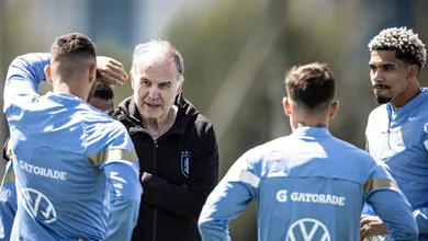 Bielsa j&aacute; faz das suas loucuras para reinventar o Uruguai rumo &agrave; Copa de 2026