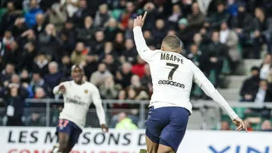 Mbapp&eacute; marcou um gol cheio de estilo e segue forte no p&aacute;reo &agrave; Chuteira de Ouro