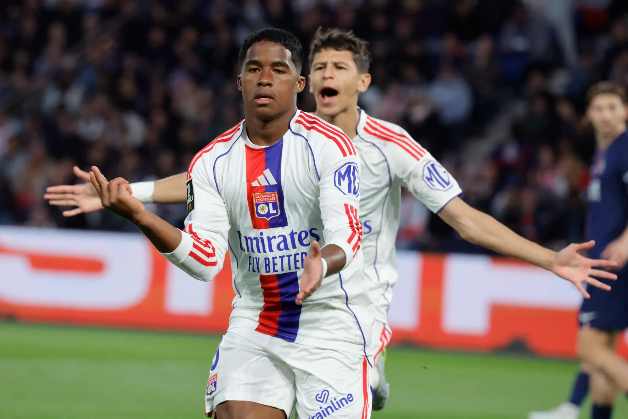 Endrick comemora gol do Lyon contra o PSG 