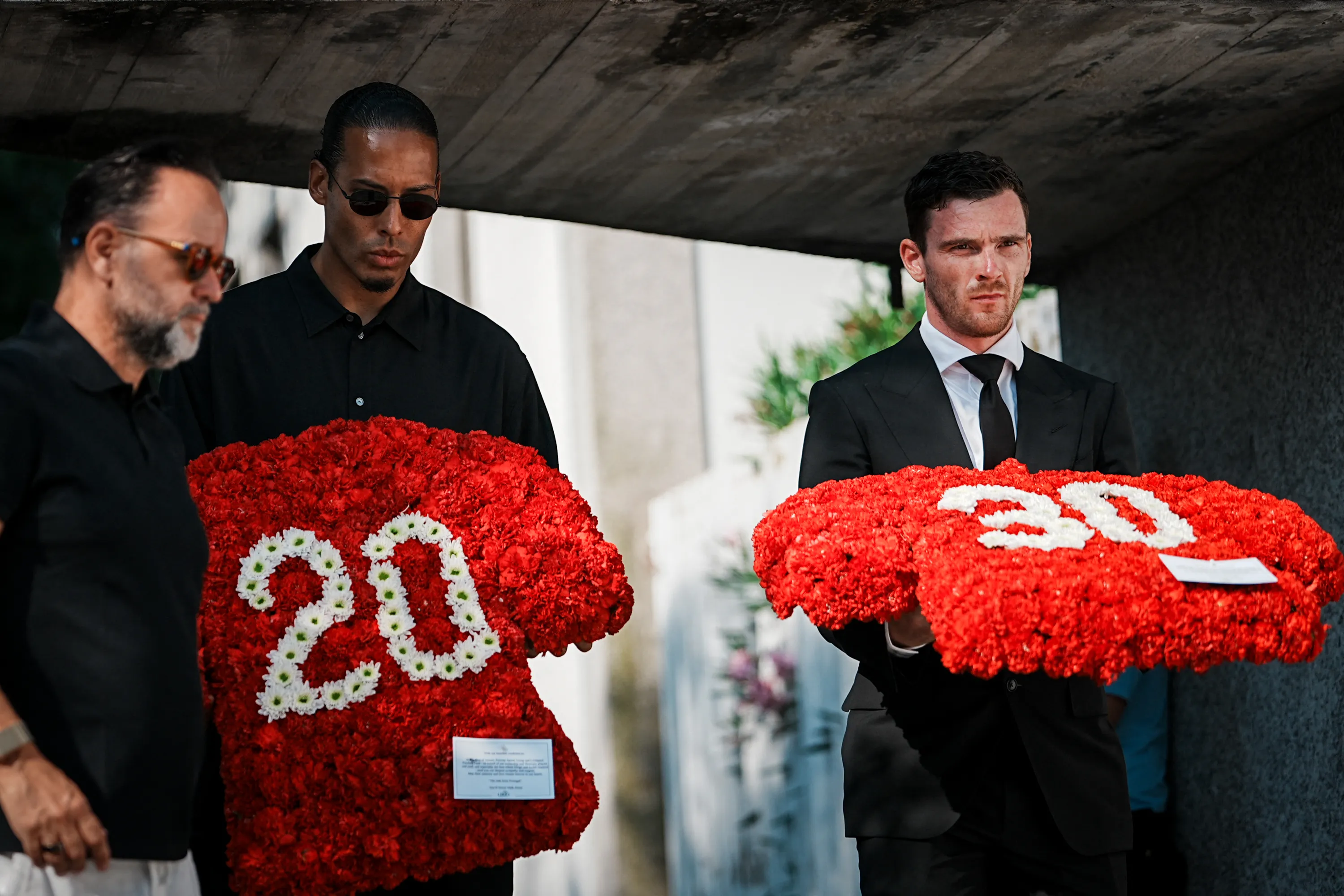 Robertson e Van Dijk carregam coroas de flores ao chegarem no funeral de Diogo Jota
