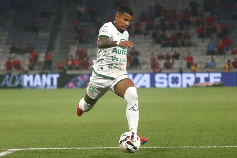 Ma&iacute;lton, em a&ccedil;&atilde;o pela Chapecoense