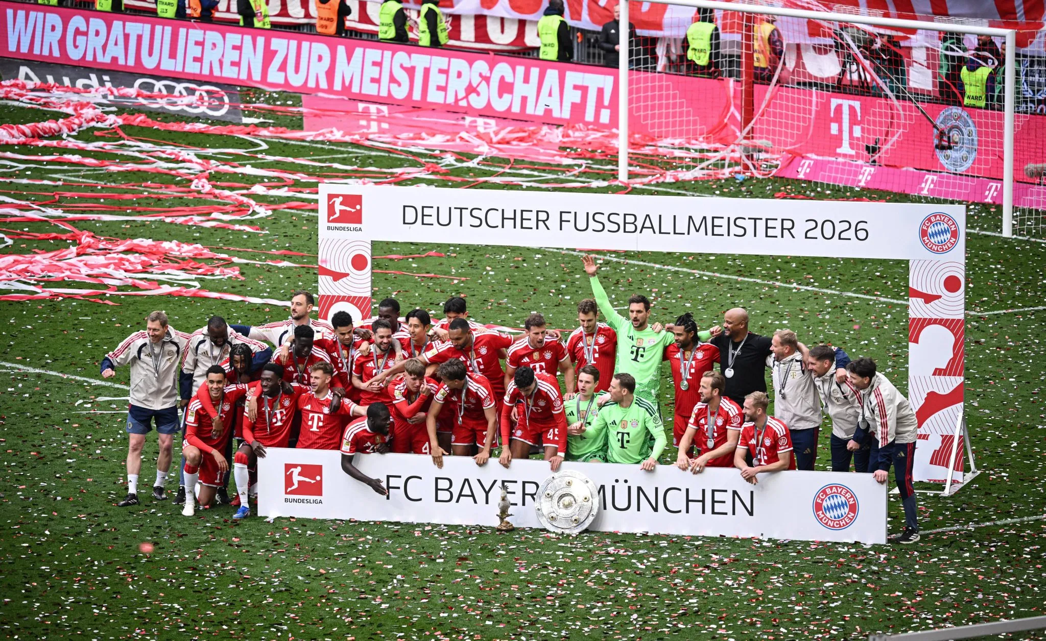 Jogadores e comiss&atilde;o t&eacute;cnica do Bayern celebram t&iacute;tulo da Bundesliga 2025/26