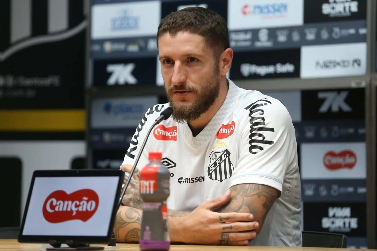 Z&eacute; Rafael &eacute; apresentado no Santos com revela&ccedil;&otilde;es e leitura sincera sobre o elenco
