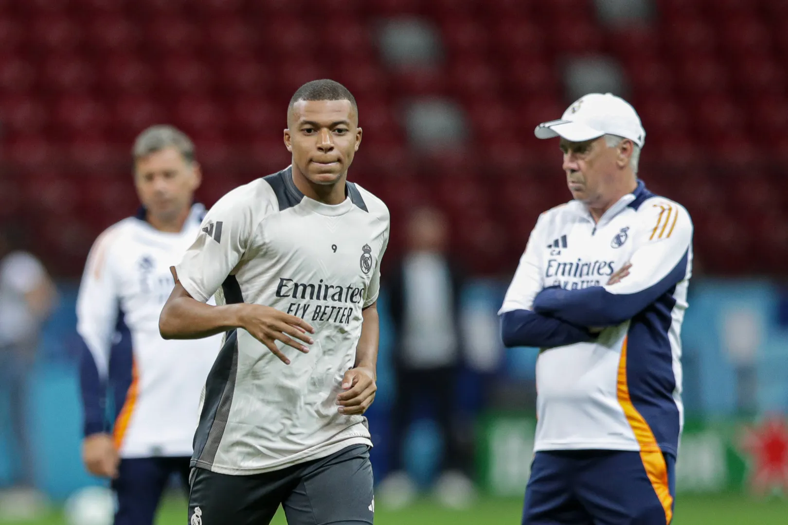 Kylian Mbapp&eacute; e Ancelotti em treino do Real Madrid (Foto: Imago)