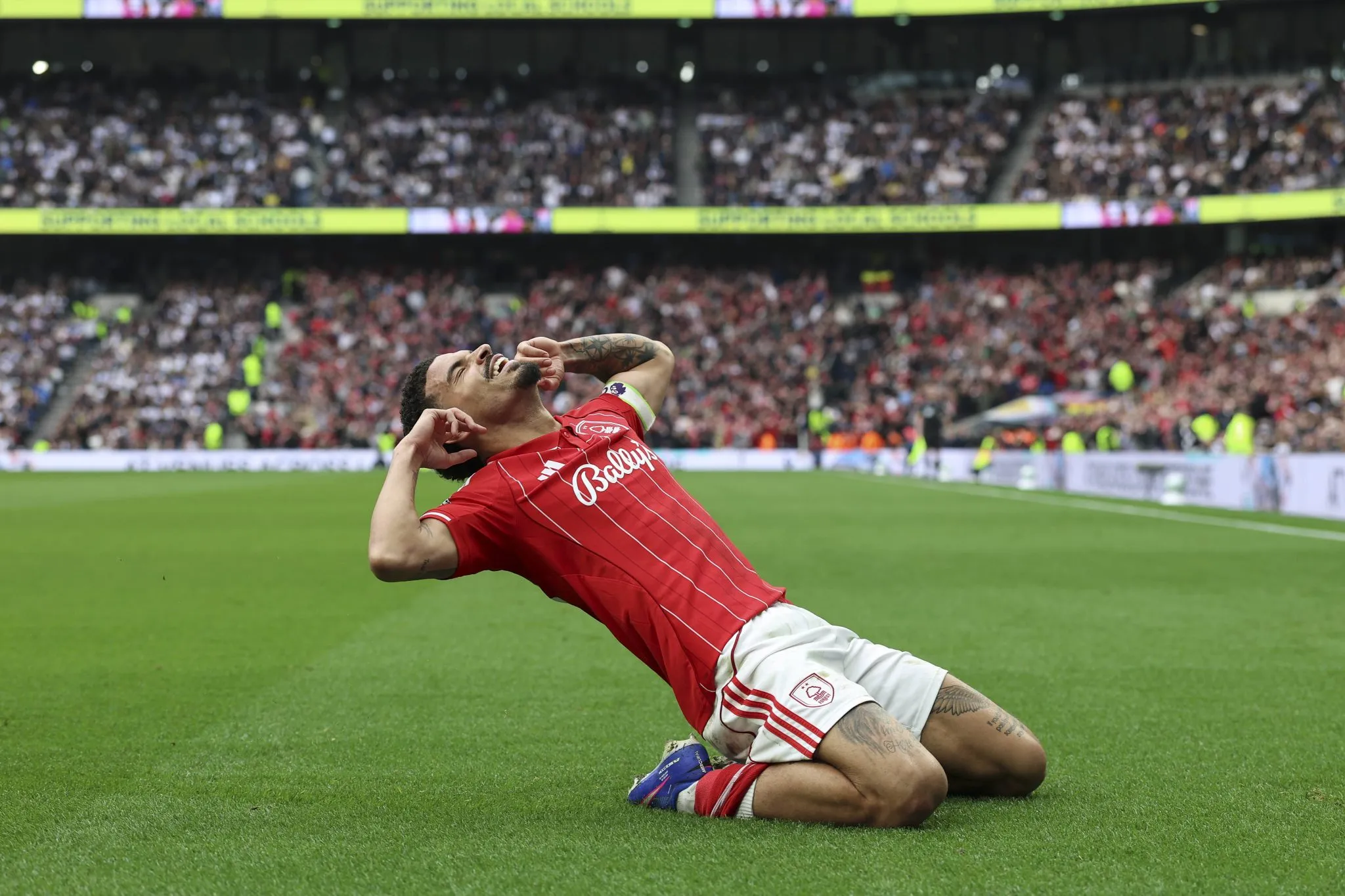 Morgan Gibbs-White celebra gol do Nottingham Forest sobre Tottenham (Foto: Imago/Every Second Media)