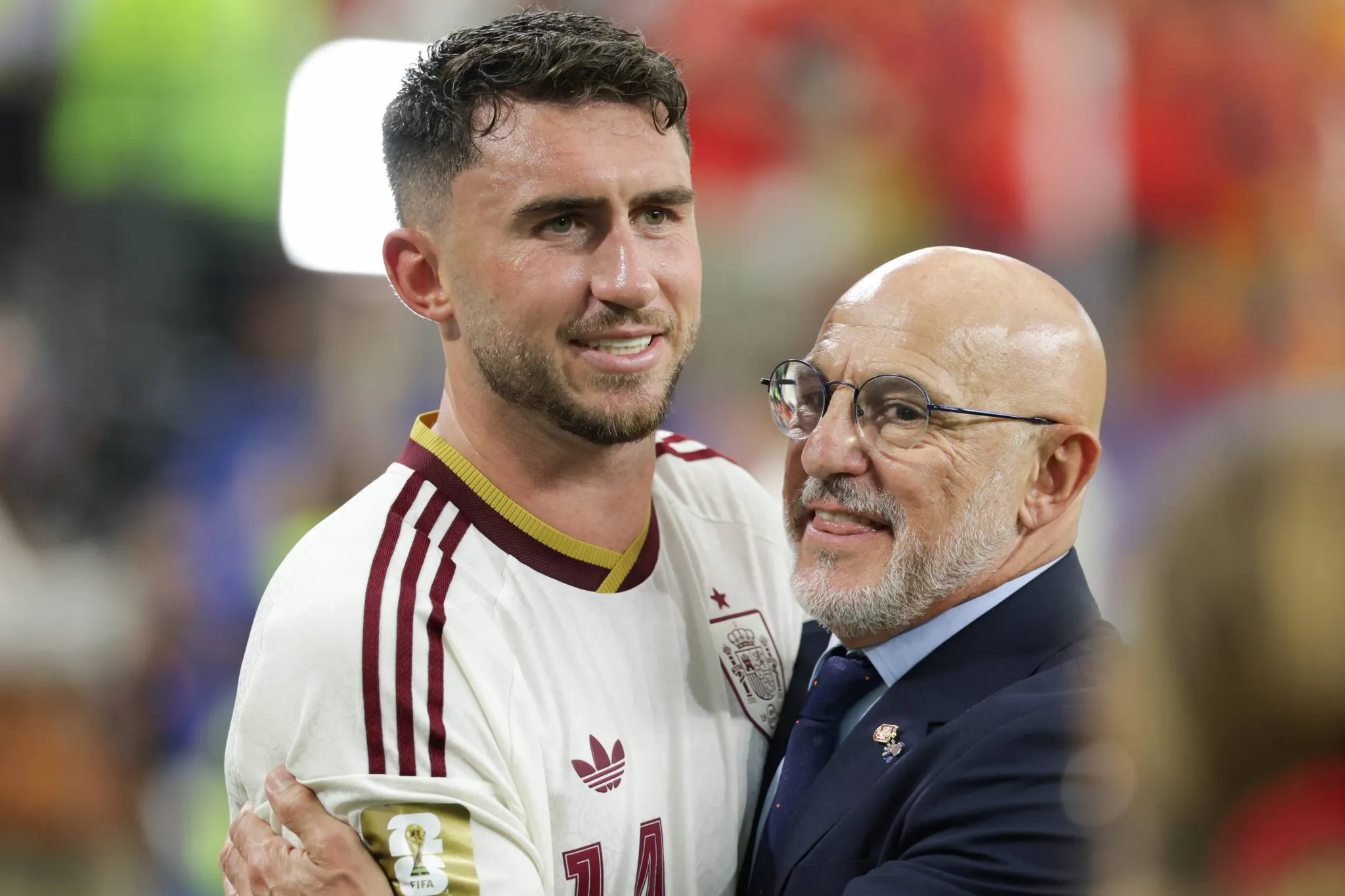 O zagueiro Laporte e o t&eacute;cnico Luis de la Fuente ap&oacute;s jogo da Espanha