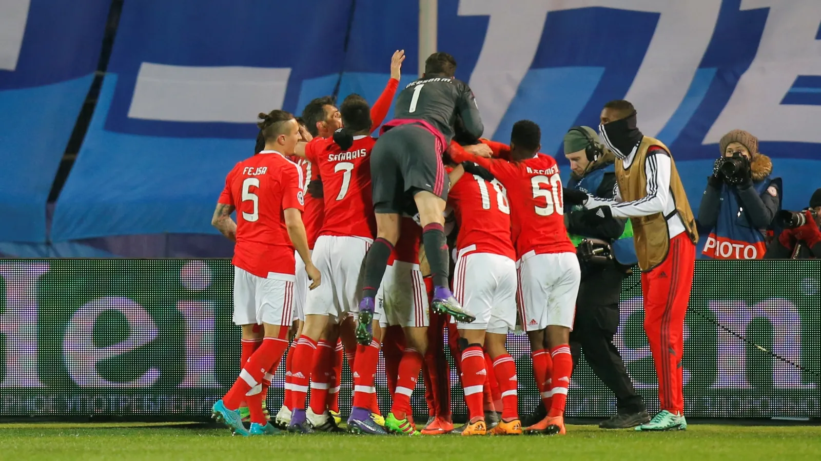 O Benfica engoliu o Zenit como sua tradi&ccedil;&atilde;o manda e chega embalado &agrave;s quartas da Champions