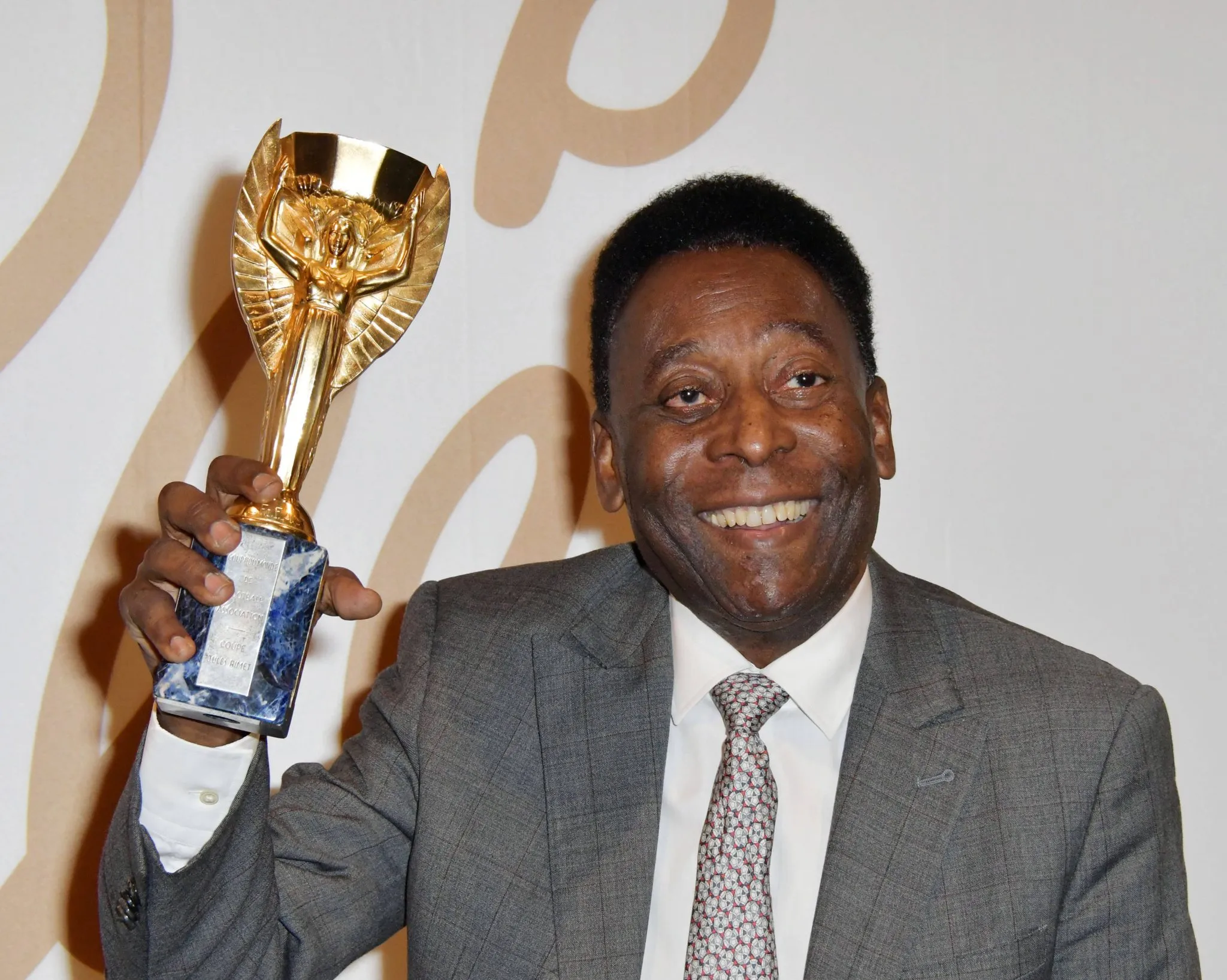Pel&eacute; com a ta&ccedil;a da Copa do Mundo de 1970 (Foto: IMAGO / Capital Pictures)