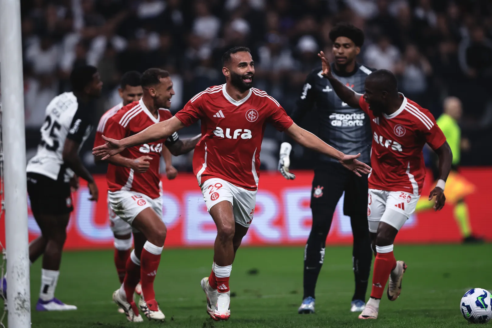 Thiago Maia vibra com seu gol em Itaquera