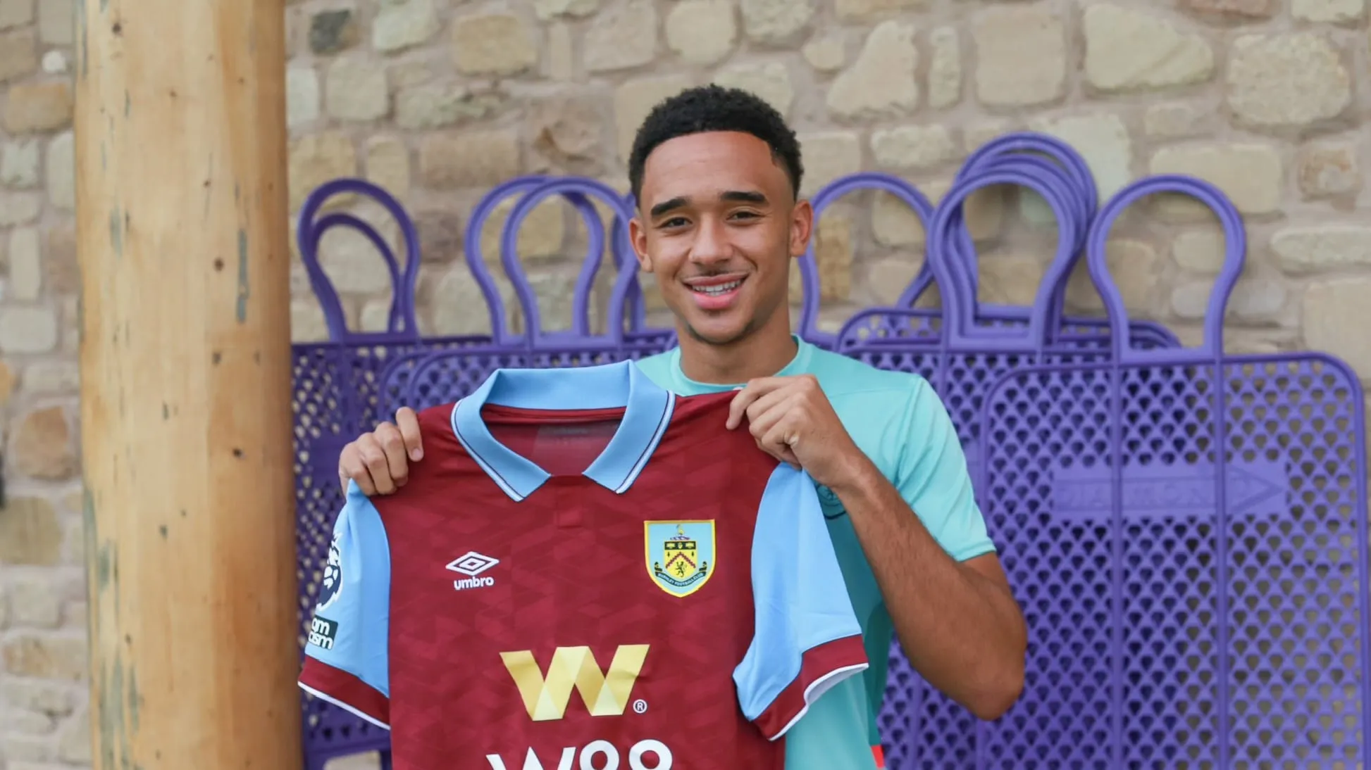 Burnley brilhou em mais um v&iacute;deo de refor&ccedil;o para anunciar garoto do Aston Villa