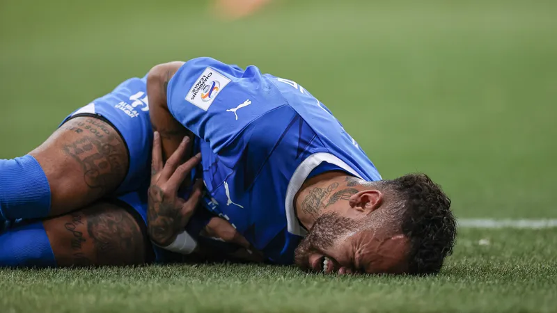 Ca&iacute;do no gramado, Neymar reclama de sores durante jogo do Al-Hilal