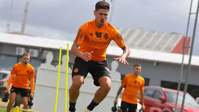 R&ocirc;mulo assina contrato de quatro anos com o Internacional e pode come&ccedil;ar a temporada como titular