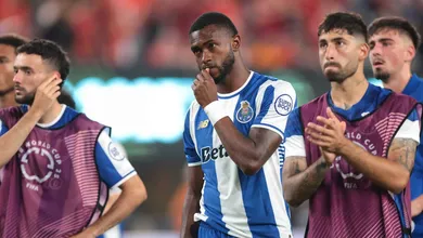 T&eacute;cnico na corda bamba e protesto em aeroporto punem desd&eacute;m do Porto ap&oacute;s o Mundial