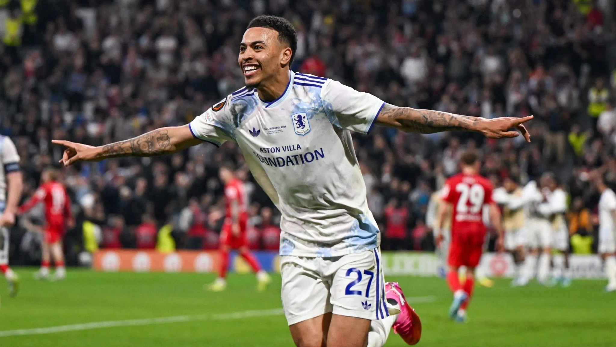 Morgan Rogers comemora gol pelo Aston Villa na final da Liga Europa contra o Freiburg (Foto: Imago/IPA Sport)