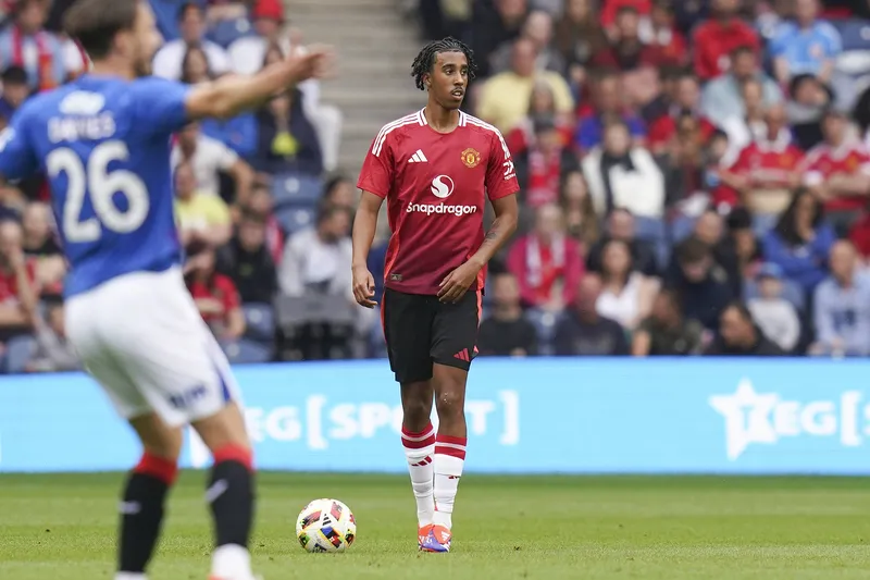 Leny Yoro voltou aos treinos do Manchester United e pode ser titular com Ruben Amorim