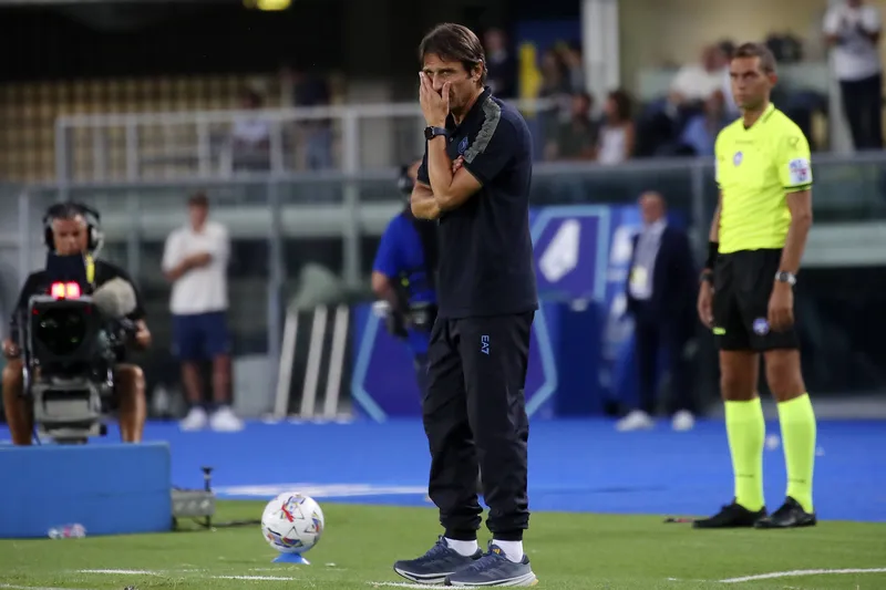 Conte durante Verona 3 x 0 Napoli