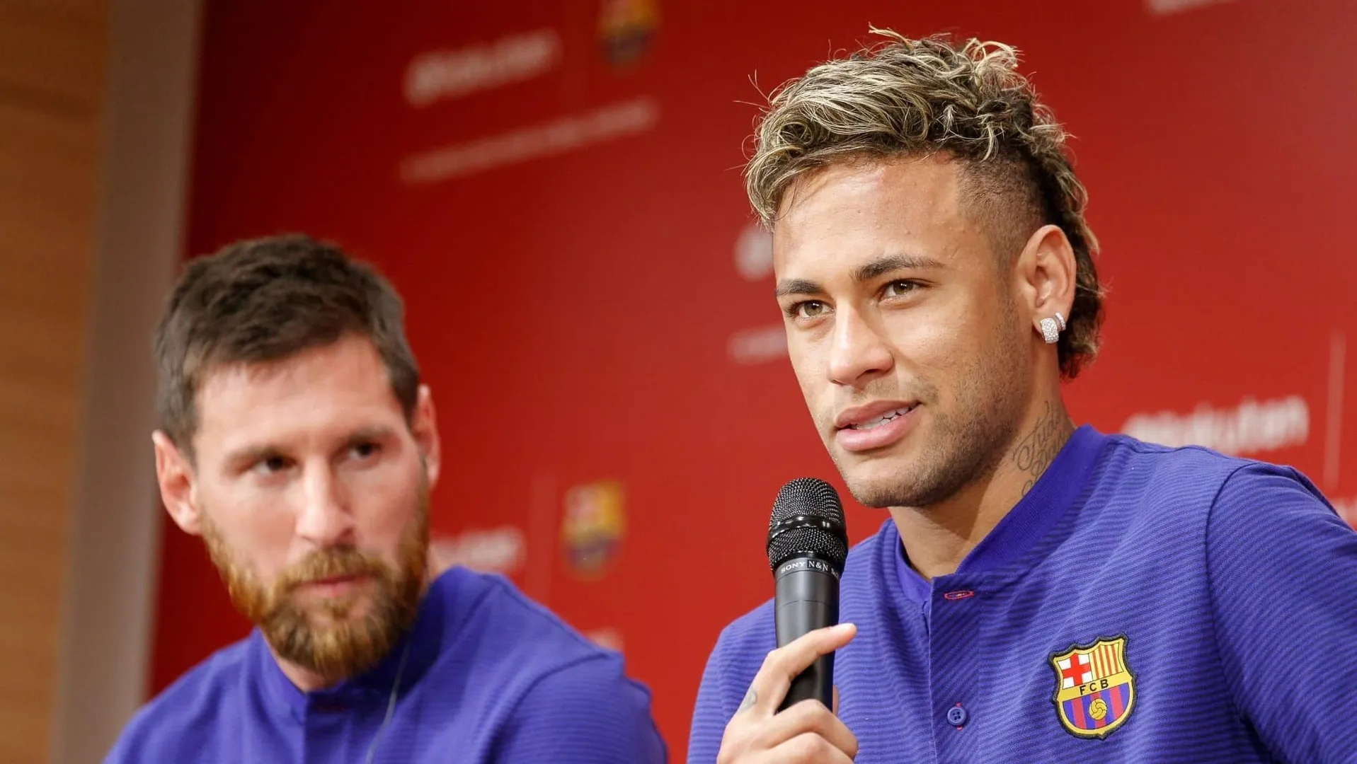 Messi e Neymar, em 2017, durante entrevista coletiva pelo Barcelona