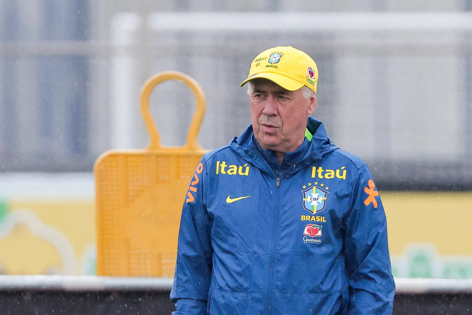 Carlo Ancelotti no comando dos treinos da Sele&ccedil;&atilde;o Brasileira (Foto: IconSport)