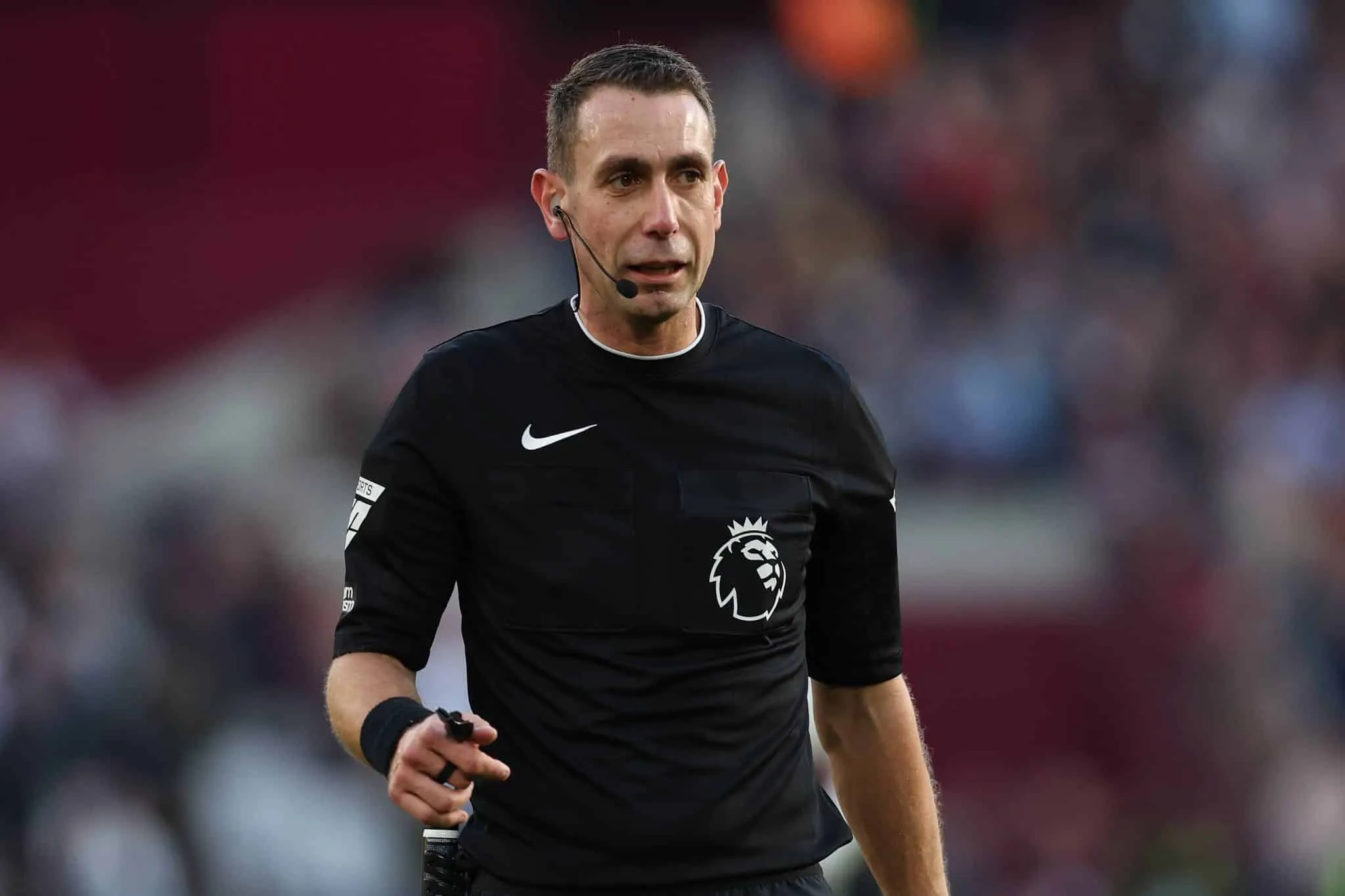 V&iacute;deo pol&ecirc;mico: como Inglaterra reagiu &agrave; suspens&atilde;o de &aacute;rbitro que brigou com Klopp?