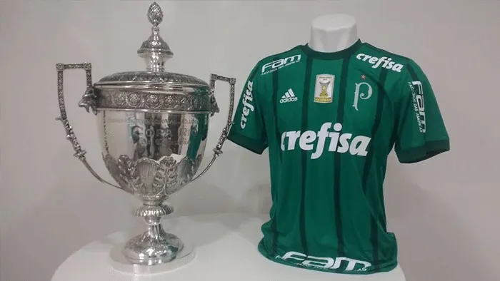 O trof&eacute;u da Copa Rio de 1951 e a camisa do Palmeiras de 2017, ano marcado pela volta da estrela vermelha para representar a conquista