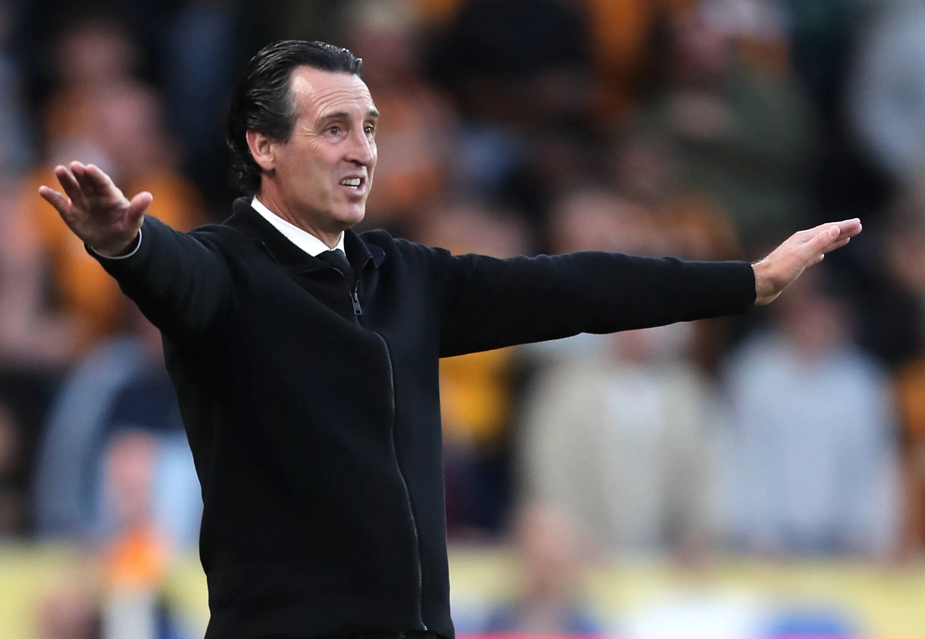 Unai Emery na &aacute;rea t&eacute;cnica durante jogo do Aston Villa
