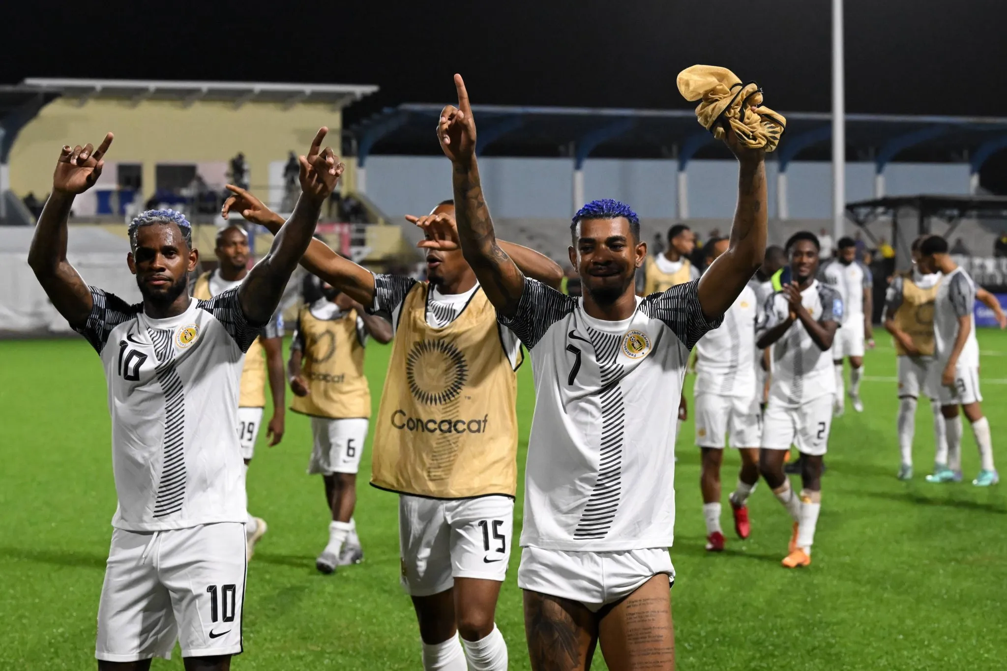 Leandro e Juninho Bacuna pela sele&ccedil;&atilde;o de Cura&ccedil;ao (Foto: IMAGO / ANP)