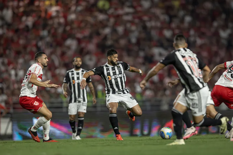 Hulk em uma das poucas a&ccedil;&otilde;es que teve em campo contra o CRB