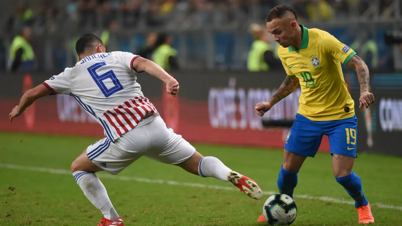 Torcida gremista foi aplaudir Cebolinha &ndash; e no meio do caminho ofereceu &agrave; Sele&ccedil;&atilde;o seu maior apoio
