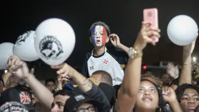 Festa da torcida do Vasco d&aacute; dimens&atilde;o do peso e da esperan&ccedil;a em Payet