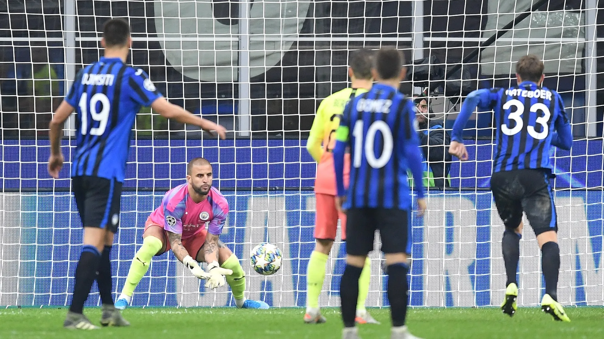 Walker teve que quebrar o galho no gol, e o City conseguiu se segurar para empatar com a Atalanta