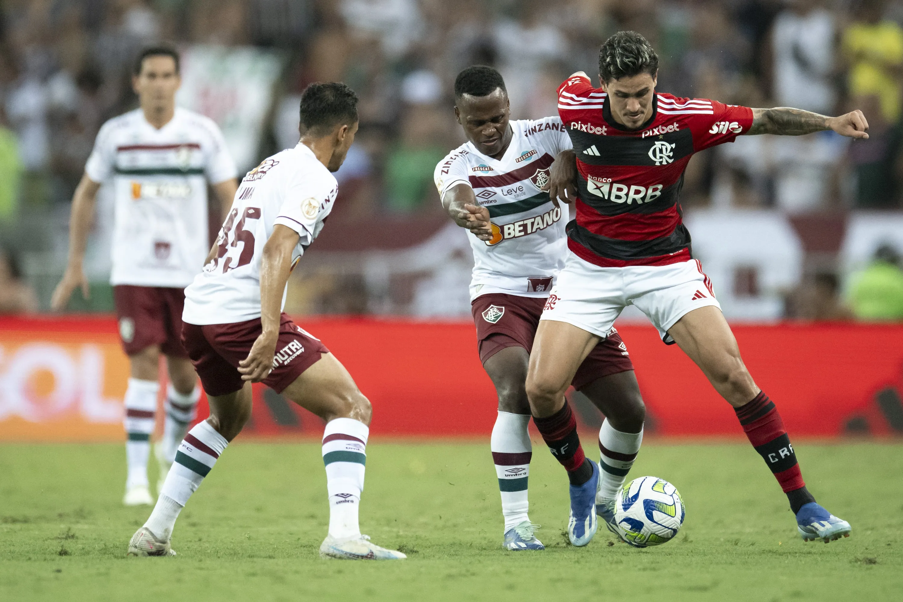 Fluminense segura o Flamengo em jogo de c&eacute;u e inferno, e complica chances do rival no Brasileiro