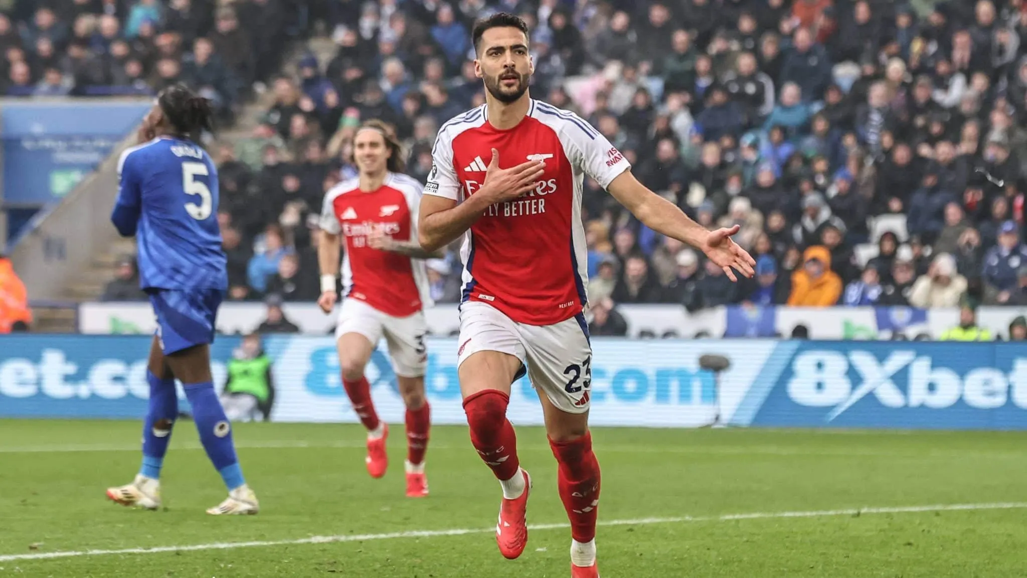 Queridinho de Arteta decide contra o Leicester e mant&eacute;m Arsenal na cola do Liverpool