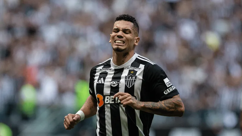 Paulinho lamenta gol perdido pelo Atl&eacute;tico