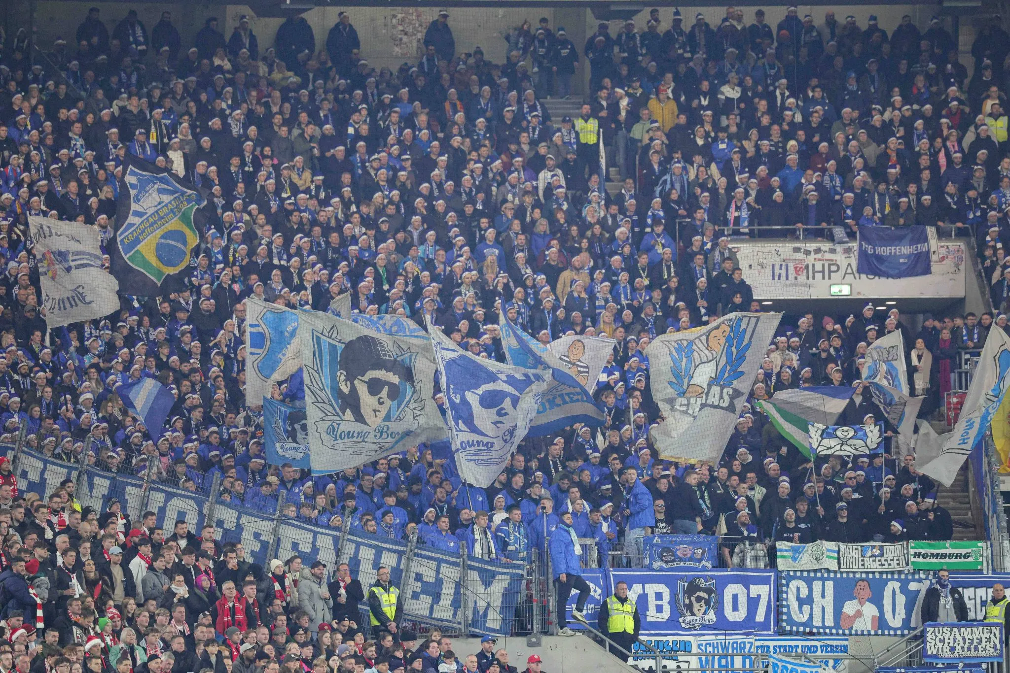 Torcida do Hoffenheim em jogo da Bundesliga